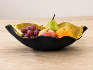 Babybauch Schale aus schwarzem Ton mit Gold